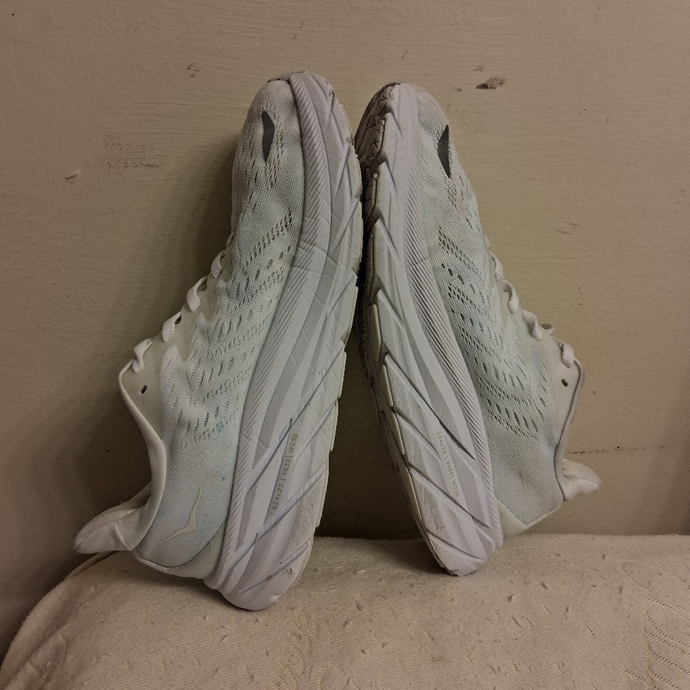 Hoka One One White Athletic Sneakers 1119393 W Clifton  8 Logo Detail Size 7.5B
